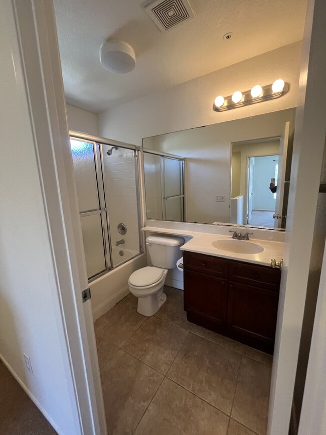 Building Photo - "Charming 3-Bed, 2.5-Bath Home in Oxnard –...