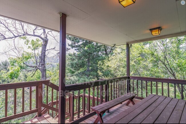 Building Photo - 2360 Balsam Dr