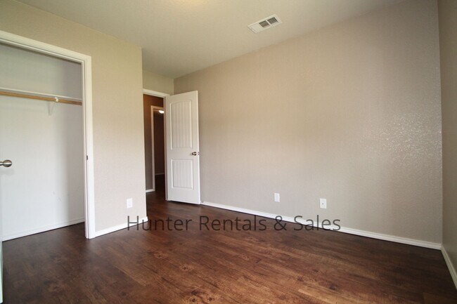Building Photo - Fabulous Five Bedrooms!