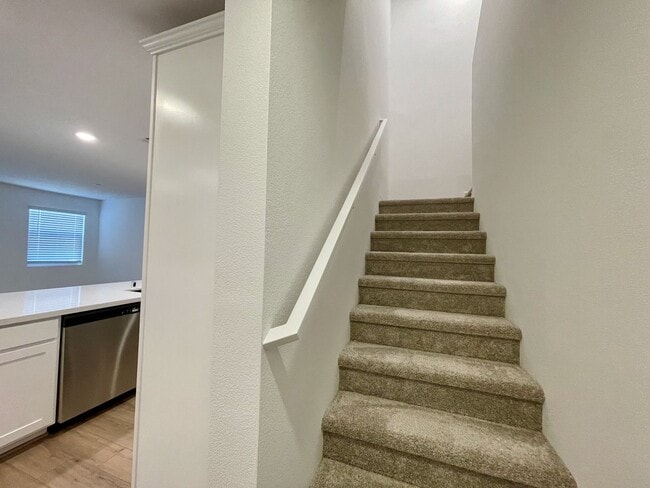 Building Photo - Gated 3 Bed, 2.5 Bath, 2 Car Garage Townho...