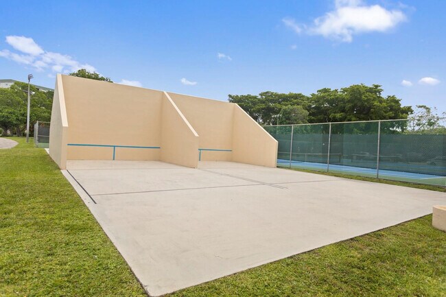 Building Photo - 2312 S Cypress Bend Dr