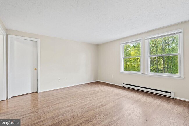 Building Photo - 1005 Lower Clubhouse Drive