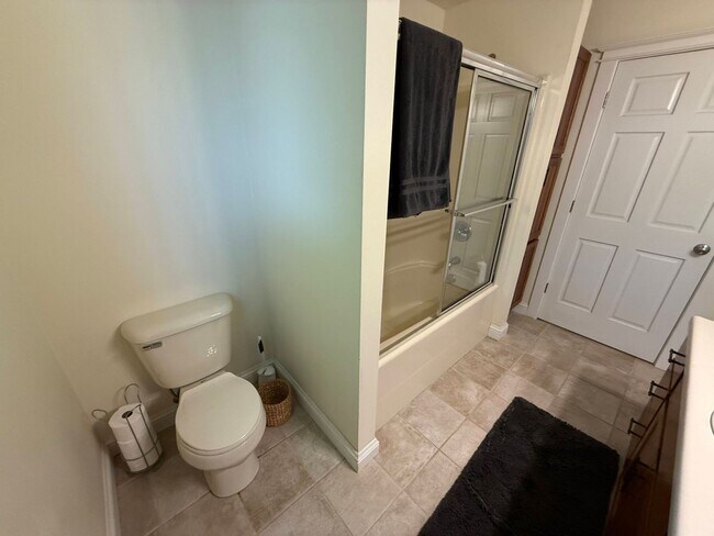 Building Photo - 3 Bed 2 Bath Large Beautiful Home