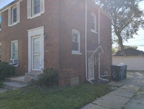 Building Photo - 9848 S Yates Blvd