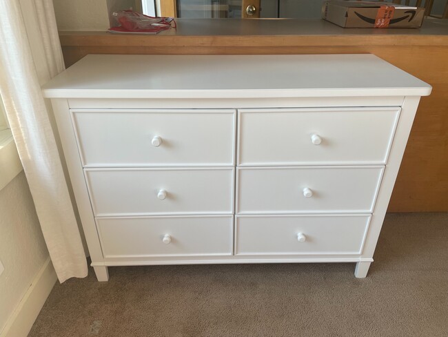 Unit B 6-drawer dresser - 1544 9th St