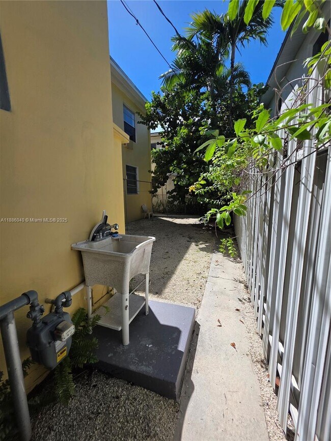 Building Photo - 8024 Harding Ave