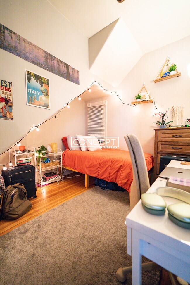 Building Photo - 98 Calumet St