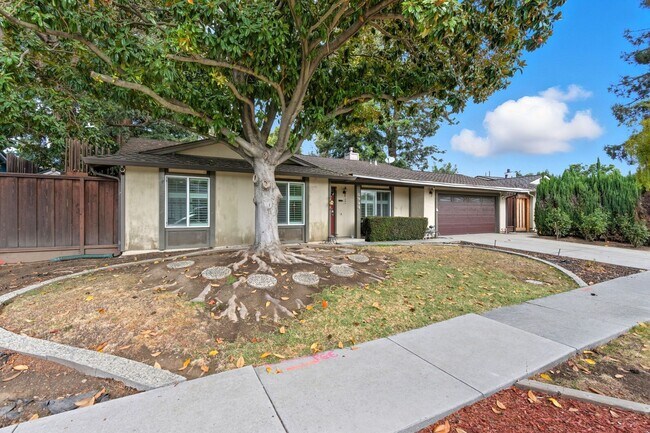 Building Photo - Welcome to elegant living in the heart of ...