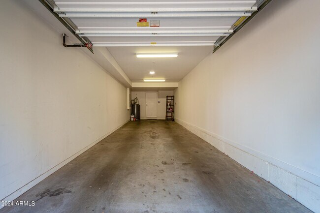 Building Photo - 525 W Lakeside Dr
