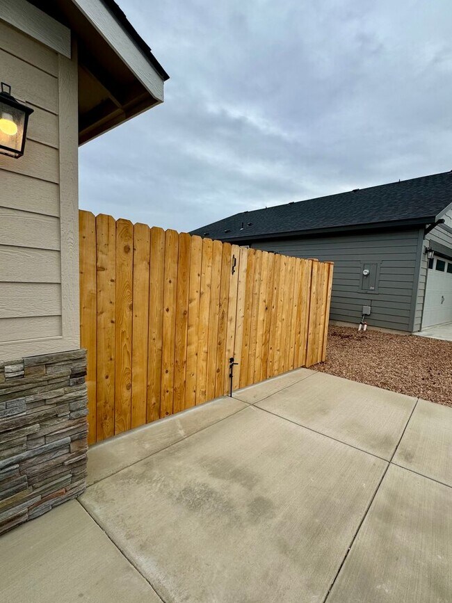 Building Photo - Brand new build with stunning Dry Canyon views!