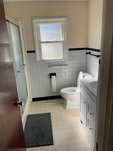 Main floor bath - 208 Bishop St