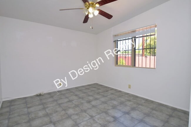 Building Photo - 3 Bed 2 Bath Midtown Duplex with Covered Parking & Storage