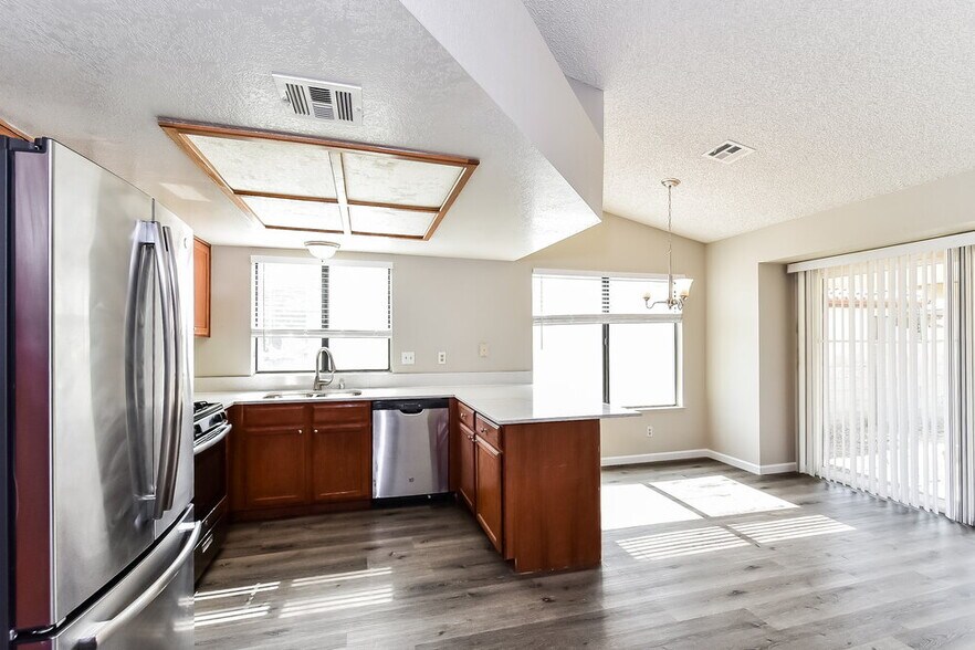 Building Photo - 3601 Uranus Dr