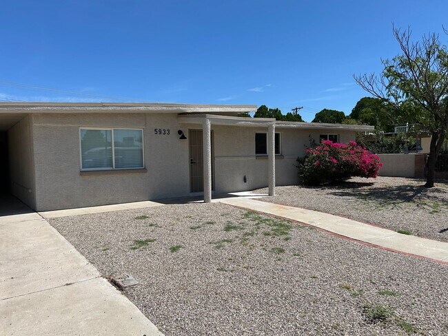 Building Photo - 4 Bedrooms PLUS Pool