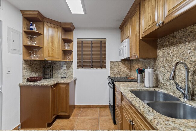 Building Photo - 2312 S Cypress Bend Dr