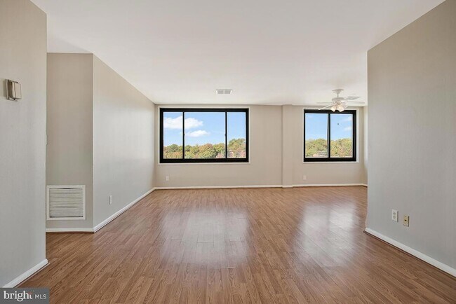 Building Photo - 3450 Toledo Terrace