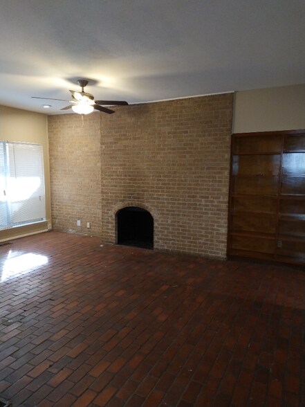 Building Photo - 7618 Village Trail Dr