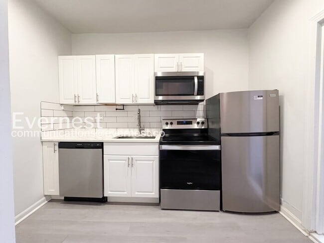Building Photo - 2-Bed/1-Bath Spacious Condo with Balcony/ Available Now!