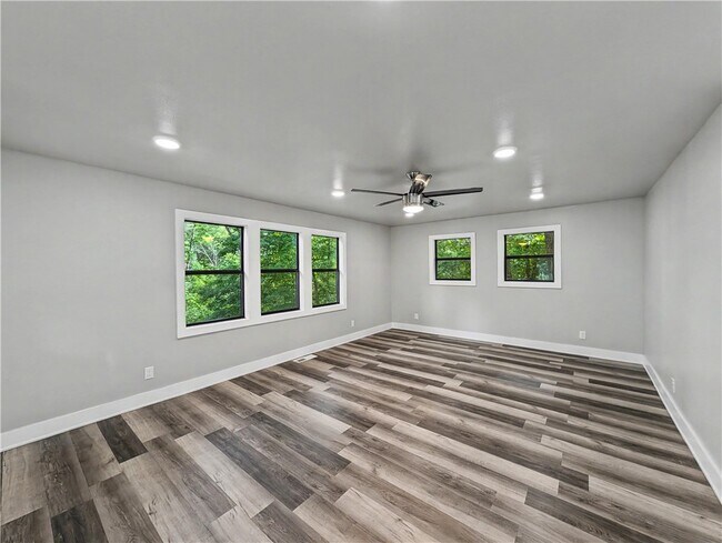 Building Photo - 24 Hampstead Ln