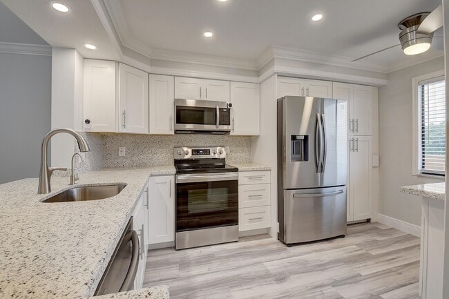 Building Photo - 7076 Huntington Ln