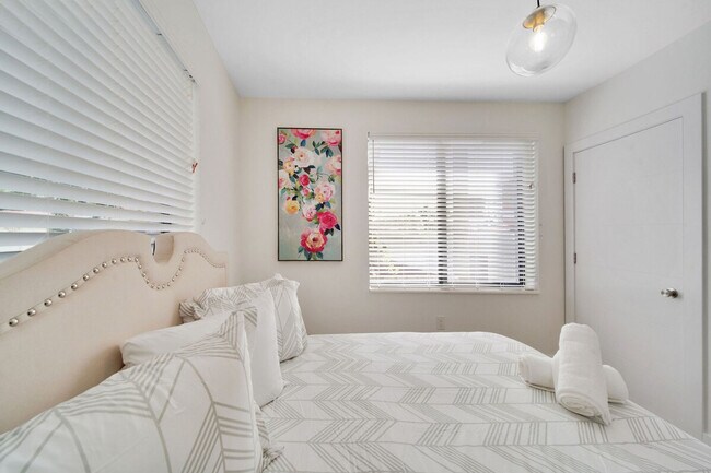 Building Photo - 1317 SW 22nd Ave