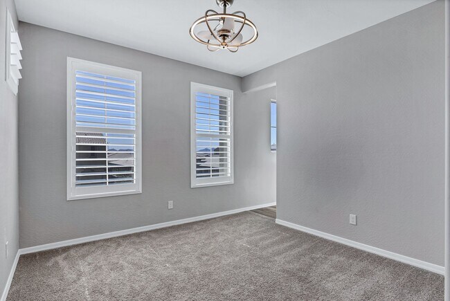 Building Photo - Spacious 5 Bedroom Home for Rent in East Mesa