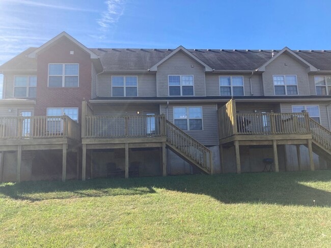 Building Photo - Location!  Price!  Quality!  APPLY!