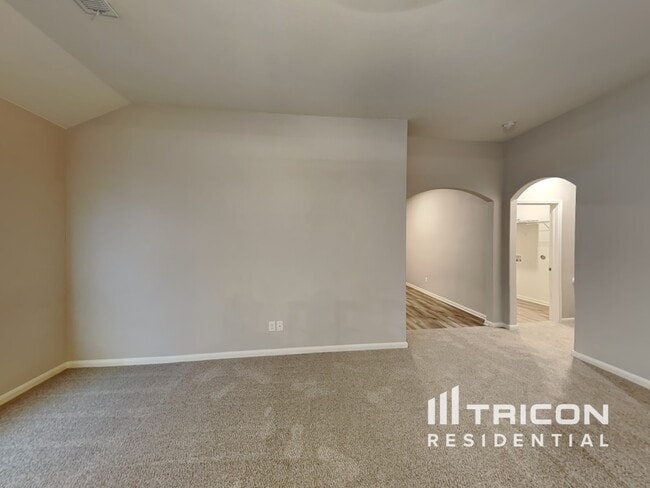 Building Photo - 733 Clark Dr