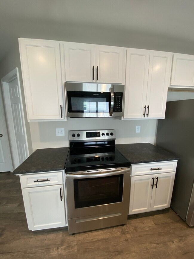 Building Photo - $500 OFF FIRST MONTHS RENT!