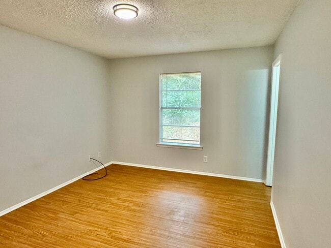 Building Photo - Charming 3-bedroom waiting to be yours !!