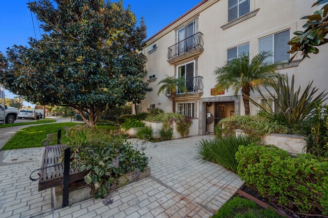 Building Photo - Stunning Remodeled Condo with Views in Banker's Hill