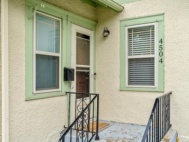 Building Photo - 2 Bed | 1 Bath House in Desired Mpls Neigh...