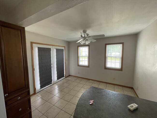 Building Photo - 127 E Main St