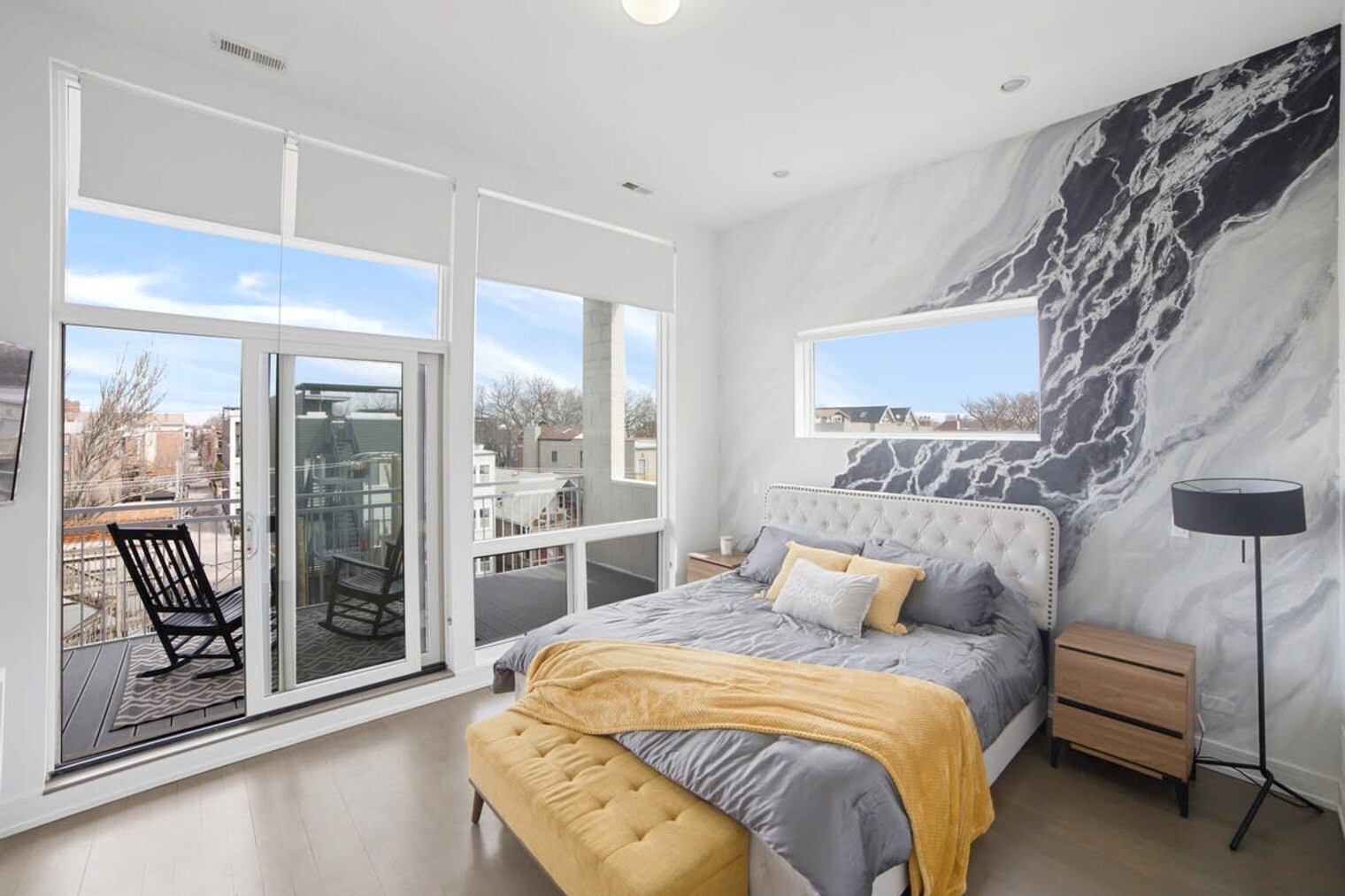 Building Photo - 2048 W Chicago Ave