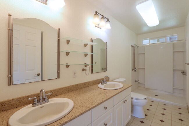 Building Photo - 1024