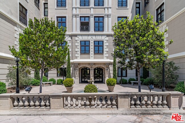 Building Photo - 316 N Rossmore Ave