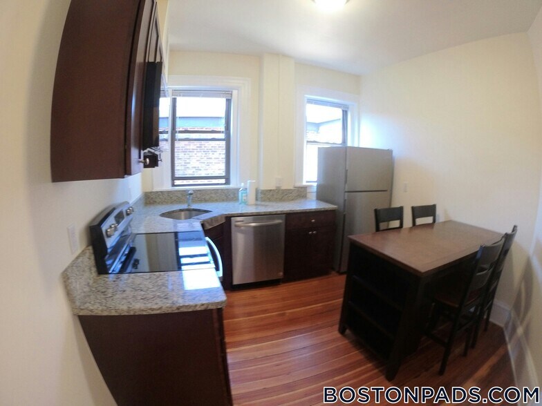 Building Photo - 1463 Beacon St