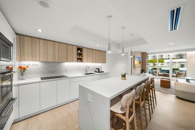 Building Photo - 2301 Collins Ave
