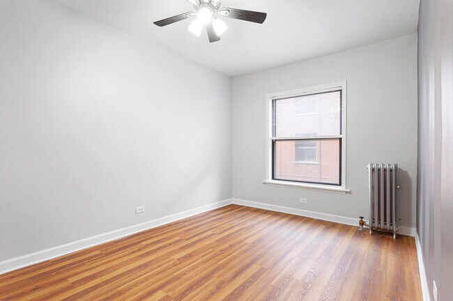 Building Photo - 1702 W Juneway Terrace
