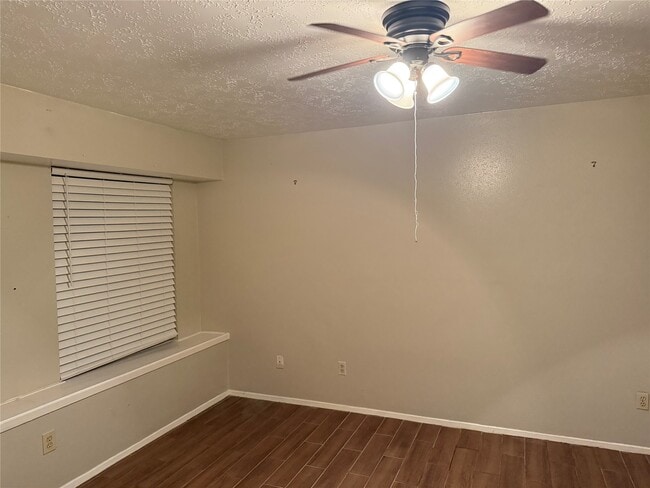 Building Photo - 8426 S Meadow Bird Cir