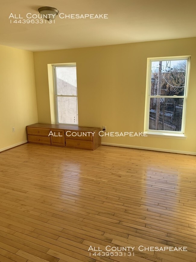 Building Photo - Beautiful Townhouse