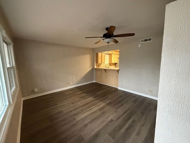 Building Photo - Charming 3-Bedroom Home in Cuyahoga Falls with Flexible Living Space & Fenced Yard!