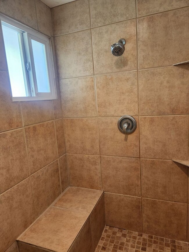 Building Photo - Large 3 br 1 ba charming home