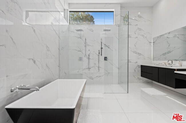 Building Photo - 4458 Mammoth Ave