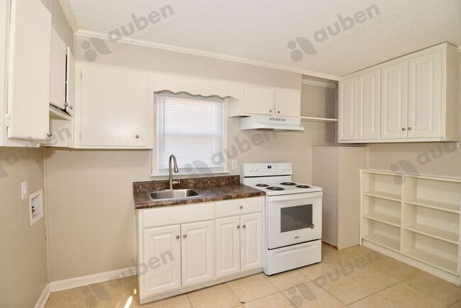 Building Photo - 2 Bedroom House For Lease in South Augusta