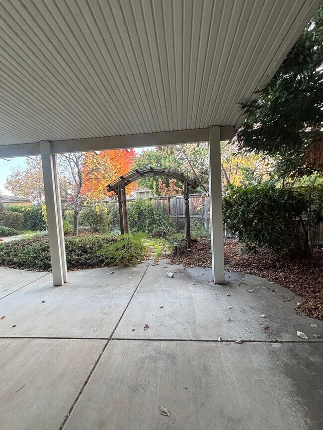 Building Photo - Beautiful 3 Bedroom 3 Bath Home