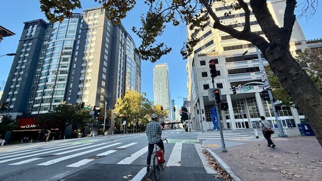 Building Photo - 2BR 2BA @ The BLU in SOMA/South Beach -AMSI