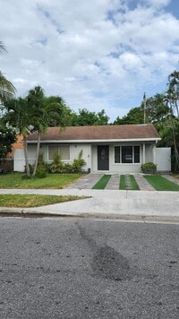 Building Photo - 625 Royal Palm Dr