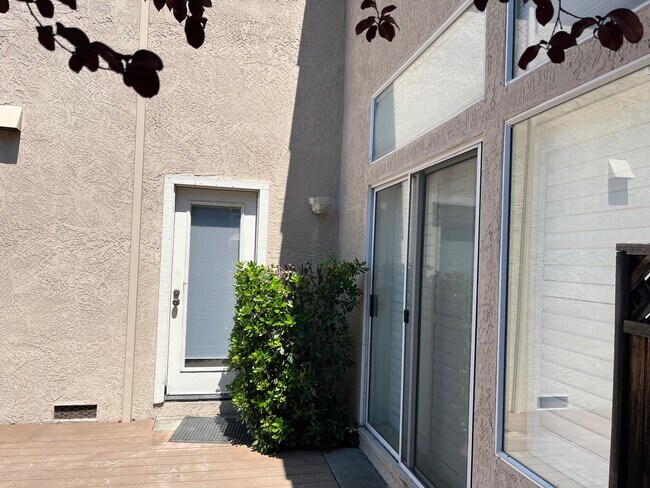 Building Photo - 9240 Foxwood Dr