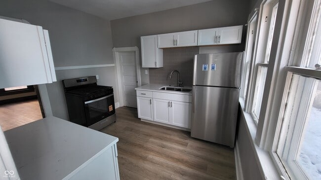 Building Photo - 852 N Rural St